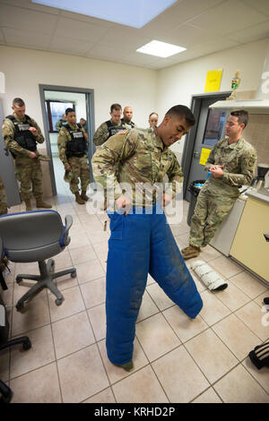 Us-Armee SPC. Manuel Northy, der Provost Marshall Büro in der US-Armee Garnison Benelux zugeordnet, zieht einen Bissen Suite als seine Einheit military Working Dog (MWD) Einarbeitung führt, auf chièvres Air Base, Belgien, 7. Dezember, 2017. Die Soldaten gelernt, wie man mit MWDs und ihre Hundeführer zu arbeiten die Strafverfolgungsbehörden Zertifizierung zu erhalten. (U.S. Armee Stockfoto