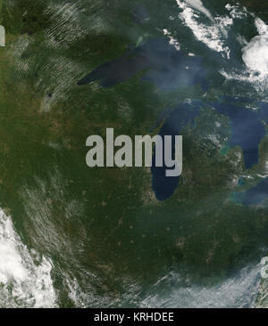 Haze gesammelt über die Region der Großen Seen Ende Juli 2007. Die Moderate Resolution Imaging Spectroradiometer (MODIS) modis.gsfc.nasa.gov/ Fliegen auf der NASA-Satelliten Terra terra.nasa.gov/ dieses Bild aufgenommen am 31. Juli. In diesem Bild, der Dunst erscheint als blau-grauen Film, über Northern Michigan und Lake Superior dicksten. Dunst verdeckt auch den Blick auf den Lake Huron, Lake Erie. <p> Obwohl die genaue Quelle der Haze war unsicher, könnte es durch Brände in/NaturalHazards/Naturgefahren v2 geführt haben. php3? img id=14405 Kanada oder den/NaturalHazards/Naturgefahren v2.php3?img Stockfoto