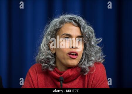 Filmproduzent Mimi Valdes spricht während einer Podiumsdiskussion des Films versteckte Zahlen im Weißen Haus am 15. Dezember 2016 in Washington, DC. Der Film ist auf drei afroamerikanischen Frauen, die die NASA während der Mathematiker John Glenn Freundschaft 7 Mission im Jahre 1962 gearbeitet. Stockfoto