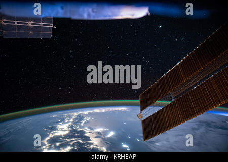ISS-43 glitzernden Städten unterhalb der Internationalen Raumstation Stockfoto