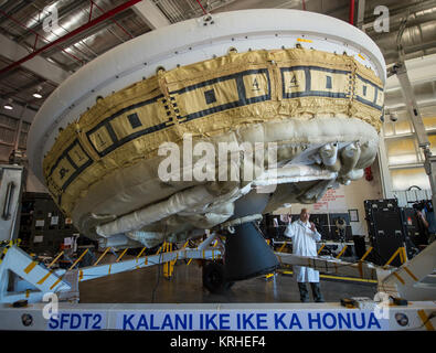 NASA's Jet Propulsion Laboratory (JPL) Low-Density Supersonic Gasreduzierpedal (LDSD) Integration und Test Manager Verbot Tieu Gespräche mit Vertretern der Medien, während neben dem LDSD Flight Test Fahrzeug, Montag, 1. Juni 2015, an der U.S. Navy Pacific Missile Range Facility (Pmrf), Kauai, Hawaii. Photo Credit: (NASA/Bill Ingalls) LDSD Media Briefing (201506010019 HQ) Stockfoto