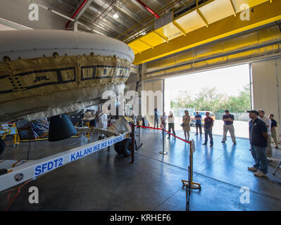 NASA's Jet Propulsion Laboratory (JPL) Low-Density Supersonic Gasreduzierpedal (LDSD) Integration und Test Manager Verbot Tieu Gespräche mit Vertretern der Medien, während neben dem LDSD Flight Test Fahrzeug, Montag, 1. Juni 2015, an der U.S. Navy Pacific Missile Range Facility (Pmrf), Kauai, Hawaii. Photo Credit: (NASA/Bill Ingalls) LDSD Media Briefing (201506010021 HQ) Stockfoto