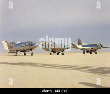 ECN-2353 Die Flügellosen, Hebezeuge Flugzeugs sitzen auf Rogers Dry Lake an, was jetzt die NASA Dryden Flight Research Center, Edwards, Kalifornien, von links nach rechts sind die X-24 A, M2-F3 und das HL-10. Die Aufhebung Körper Flugzeuge untersucht die Machbarkeit von Manövrieren und Landung ein aerodynamisches Profil für die wiedereinreise von Raum. Diese heben Körper waren, durch eine B-52 Mutter Schiff gestartet, flog dann von Ihrer eigenen Raketentriebwerken angetrieben, bevor Sie einem ausgeschalteten Anflug und Landung. Sie halfen, das Konzept, dass ein Space Shuttle genaue Landungen ohne Strom machen könnte zu validieren. Die X-24 ein fle Stockfoto