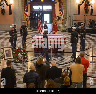 Die US-Marine Ehrengarde führt eine Wachablösung um die Schatulle der ehemalige NASA-Astronaut und US-Senator John Glenn an der Ohio Statehouse Rotunde 16 Dezember, in Columbus, Ohio 2016. Stockfoto