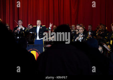 Us-Armee Maj. Randy Bartel, U.S. Army Training und Lehre Befehl Band Commander, engagiert sich das Publikum bei einem Urlaub Konzert in Fort Monroe Theater in Hampton, Va., Nov. 7, 2017. Alumni band Mitglieder wurden eingeladen, mit den bisherigen Mitgliedern während ihres Urlaubs Leistung durchzuführen. (U.S. Air Force Stockfoto