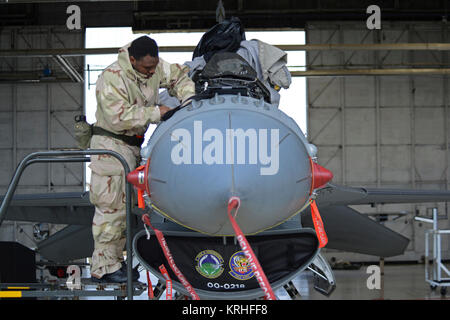 Us Air Force Senior Airman Daniel Wallace, 20 Aircraft Maintenance Squadron, 79th Aircraft Maintenance Unit avionics Technician, arbeitet auf einem CM F-16 Fighting Falcon, während unter der Mission der Schnelle bereit Weasel Übung-orientierten schützende Haltung Gang bei Shaw Air Force Base, S.C., Dez. 7, 2017. Die Übung hatte viele simulierten Szenarien für beide Piloten und Betreuer wo Sie hatten zusammen, um den Abschluss der Mission zu arbeiten. (U.S. Air Force Stockfoto