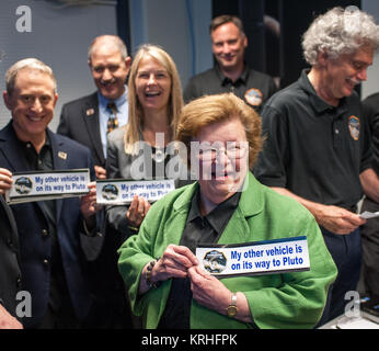 Sen. Barbara Mikulski, D-MD. Hält einen Autoaufkleber, die ihr von Mitgliedern der New Horizons Team an der Johns Hopkins University Applied Physics Laboratory (APL) Montag, 13. Juli 2015 bestimmten am APL in Laurel, Maryland. Auch auf dem Foto sind: Johns Hopkins University Applied Physics Laboratory (APL) Geschäftsführer Ralph Semmel, Links, Neue Horizonte Principal Investigator Alan Stern vom Southwest Research Institute (SwRI), Boulder, CO, Associate Administrator für das Science Mission Directorate John Grunsfeld und stellvertretende NASA Administrator Dava Newman. Photo Credit: (NASA/Bill Ingalls) Sen Mikulski an Stockfoto