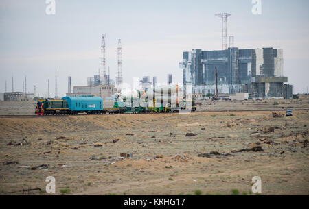 Die Sojus TMA-17 M Sonde wird an die Launch Pad mit dem Zug rollte am Montag, 20. Juli 2015 Auf dem Kosmodrom Baikonur in Kasachstan. Start der Sojus-Rakete ist für Juli 23 geplant und wird Expedition 44 Sojus Commander Oleg Kononenko der russischen Föderalen Raumfahrtagentur (Roskosmos), Flugingenieur Kjell Lindgren der NASA, und Flugingenieur Kimiya Yui der Japan Aerospace Exploration Agency (JAXA) in den Orbit Ihre fünf Monat Mission auf der Internationalen Raumstation zu beginnen. Photo Credit: (NASA/Aubrey Gemignani) Expedition 44 Rollout (201507200006 HQ) Stockfoto