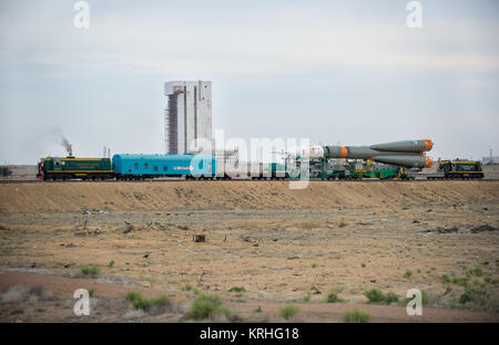 Die Sojus TMA-17 M Sonde wird an die Launch Pad mit dem Zug rollte am Montag, 20. Juli 2015 Auf dem Kosmodrom Baikonur in Kasachstan. Start der Sojus-Rakete ist für Juli 23 geplant und wird Expedition 44 Sojus Commander Oleg Kononenko der russischen Föderalen Raumfahrtagentur (Roskosmos), Flugingenieur Kjell Lindgren der NASA, und Flugingenieur Kimiya Yui der Japan Aerospace Exploration Agency (JAXA) in den Orbit Ihre fünf Monat Mission auf der Internationalen Raumstation zu beginnen. Photo Credit: (NASA/Aubrey Gemignani) Expedition 44 Rollout (201507200007 HQ) Stockfoto