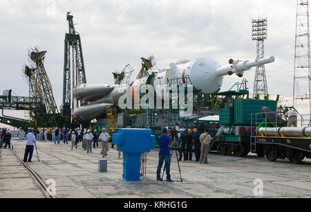 Die Sojus TMA-17 M Sonde wird an die Launch Pad mit dem Zug rollte am Montag, 20. Juli 2015 Auf dem Kosmodrom Baikonur in Kasachstan. Start der Sojus-Rakete ist für Juli 23 geplant und wird Expedition 44 Sojus Commander Oleg Kononenko der russischen Föderalen Raumfahrtagentur (Roskosmos), Flugingenieur Kjell Lindgren der NASA, und Flugingenieur Kimiya Yui der Japan Aerospace Exploration Agency (JAXA) in den Orbit Ihre fünf Monat Mission auf der Internationalen Raumstation zu beginnen. Photo Credit: (NASA/Aubrey Gemignani) Expedition 44 Rollout (201507200017 HQ) Stockfoto