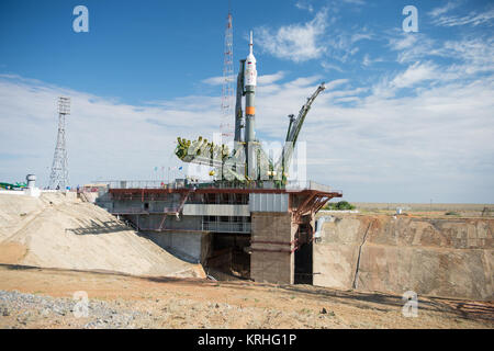 Die Sojus TMA-17 M Sonde ist nach in eine vertikale Position auf dem Launch Pad Montag, 20. Juli 2015 Auf dem Kosmodrom Baikonur in Kasachstan angehoben wird. Start der Sojus-Rakete ist für Juli 23 Baikonur geplant und wird Expedition 44 Sojus Commander Oleg Kononenko der russischen Föderalen Raumfahrtagentur (Roskosmos), Flugingenieur Kjell Lindgren der NASA, und Flugingenieur Kimiya Yui der Japan Aerospace Exploration Agency (JAXA) in den Orbit Ihre fünf Monat Mission auf der Internationalen Raumstation zu beginnen. Photo Credit: (NASA/Aubrey Gemignani) Expedition 44 Rollout Stockfoto