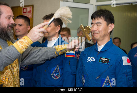 Expedition 44 Bordingenieur Kimiya Yui der Japan Aerospace Exploration Agency (JAXA), rechts, erhält den traditionellen Segen von einem Russisch-orthodoxen Priester an den Kosmonauten Hotel vor seiner Einführung auf der Sojus zur Internationalen Raumstation (ISS), Mittwoch, 22. Juli 2015, in Baikonur, Kasachstan. Er und sein Crew Gehilfen, Sojus Commander Oleg Kononenko der russischen Föderalen Raumfahrtagentur (Roskosmos), Mitte, und Flugingenieur Kjell Lindgren der NASA, Links, die nächsten 5 Monate verbringen, und an Bord der Internationalen Raumstation Arbeiten. Photo Credit: (NASA/Aubrey Gemignani) Expedition 4. Stockfoto