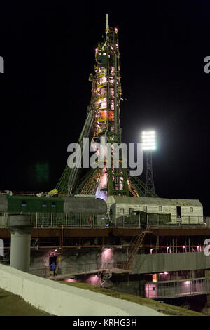 Die Sojus TMA-17 M Rakete ist hier gesehen etwa drei Stunden vor dem geplanten vom Kosmodrom Baikonur in Kasachstan am Donnerstag, 23. Juli die Expedition 2015 44 Sojus Commander Oleg Kononenko der russischen Föderalen Raumfahrtagentur (Roskosmos), Flugingenieur Kjell Lindgren der NASA zu starten, und Flugingenieur Kimiya Yui der Japan Aerospace Exploration Agency (JAXA) in den Orbit Ihre fünf Monat Mission auf der Internationalen Raumstation zu beginnen. (Foto: NASA/Aubrey Gemignani) Expedition 44 Starten (201507230006 HQ) Stockfoto