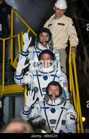 Expedition 44 Bordingenieur Kimiya Yui, der Japan Aerospace Exploration Agency (JAXA), oben; Flight Engineer Kjell Lindgren der NASA, Mitte und Sojus Commander Oleg Kononenko der russischen Föderalen Raumfahrtagentur (Roskosmos), unten, Wave Abschied vor dem Boarding die Sojus TMA-17 M Raumschiff starten, Donnerstag, 23. Juli 2015 Auf dem Kosmodrom Baikonur in Kasachstan. Kononenko, Lindgren, und Yui wird die nächsten fünf Monate an Bord der Internationalen Raumstation verbringen. Photo Credit: (NASA/Aubrey Gemignani) Expedition 44 Crew Wave (201507230001 HQ) Stockfoto