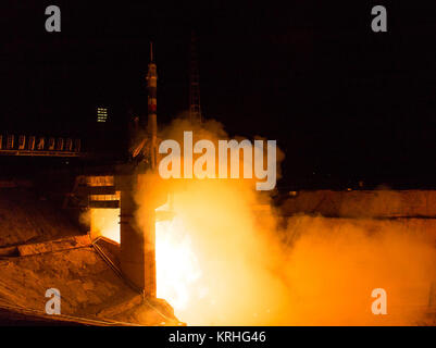 Die Sojus TMA-17 M Raketenstarts vom Kosmodrom Baikonur in Kasachstan am Donnerstag, 23. Juli die Expedition 2015 44 Sojus Commander Oleg Kononenko der russischen Föderalen Raumfahrtagentur (Roskosmos), Flugingenieur Kjell Lindgren der NASA, und Flugingenieur Kimiya Yui der Japan Aerospace Exploration Agency (JAXA) in den Orbit Ihre fünf Monat Mission auf der Internationalen Raumstation zu beginnen. (Foto: NASA/Aubrey Gemignani) Expedition 44 Starten (201507230007 HQ) Stockfoto