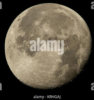 Das zusammengesetzte Bild von neun Frames Zeigt die Internationale Raumstation mit einer Besatzung von sechs onboard, wie es der Mond ungefähr fünf Meilen pro Sekunde Transite, Sonntag, August 2, 2015, Woodford, VA. An Bord sind; NASA-Astronauten Scott Kelly und Kjell Lindgren: russische Kosmonauten Gennadi Padalka, Mikhail Kornienko, Oleg Kononenko, und der japanische Astronaut Kimiya Yui. Photo Credit: (NASA/Bill Ingalls) ISS Lunar Transit (201508020005 HQ) Stockfoto