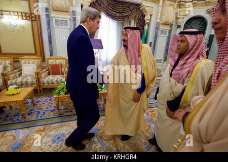 Us-Außenminister John Kerry grüßt Saudi-arabischen König Salman Bin Abdulaziz Al Saud am königlichen Hof 18 Dezember, 2016 in Riad, Saudi-Arabien. Stockfoto