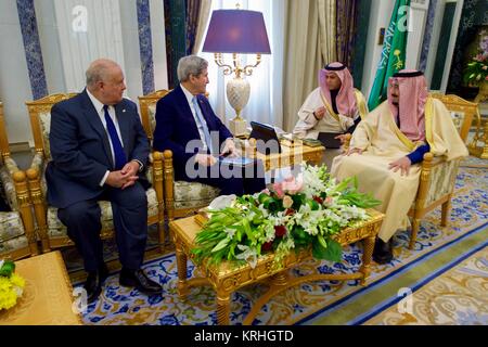 Us-Botschafter in Saudi-Arabien Joseph Westphal und US-Außenminister John Kerry mit dem saudi-arabischen König Salman Bin Abdulaziz Al Saud am königlichen Hof 18 Dezember, 2016 in Riad, Saudi-Arabien. Stockfoto
