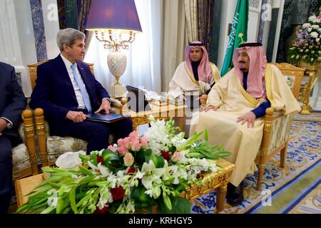 Us-Außenminister John Kerry trifft sich mit Saudi-arabischen König Salman Bin Abdulaziz Al Saud am königlichen Hof 18 Dezember, 2016 in Riad, Saudi-Arabien. Stockfoto