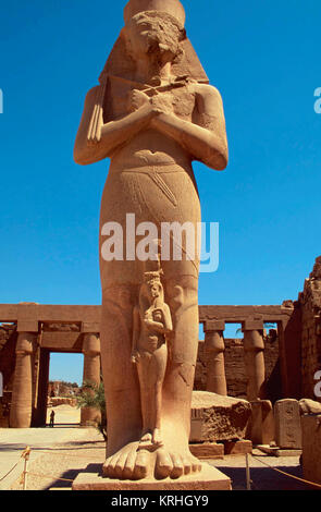 Kolossale Statue von Ramses II., Tempel von Karnak, Ägypten Stockfoto