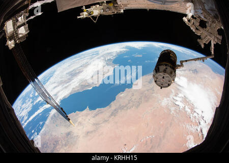 HTV-5 auseinander von Roboterarm Canadarm2 der Internationalen Raumstation Stockfoto