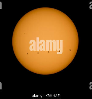 Das zusammengesetzte Bild von fünf Frames Zeigt die Internationale Raumstation mit einer Besatzung von neun onboard, Silhouette, wie es die Sonne bei etwa fünf Meilen pro Sekunde Transite, Sonntag, Sept. 6, 2015, Shenandoah National Park, Front Royal, Virginia. An Bord sind; NASA-Astronauten Scott Kelly und Kjell Lindgren: russische Kosmonauten Gennadi Padalka, Mikhail Kornienko, Oleg Kononenko, Sergey Volkov, Japanischer astronaut Kimiya Yui, dänischen Astronaut Andreas Mogensen, und Kasachstan Kosmonaut Aidyn Aimbetov. Photo Credit: (NASA/Bill Ingalls) ISS Solar Transit (NHQ 201509060002) Stockfoto
