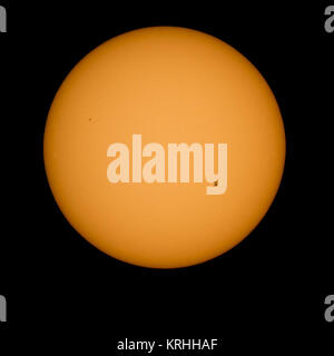Die International Space Station, mit einer Mannschaft von 9 onboard, ist in Silhouette gesehen, wie es die Sonne bei etwa fünf Meilen pro Sekunde Transite, Sonntag, Sept. 6, 2015, Shenandoah National Park, Front Royal, Virginia. An Bord sind; NASA-Astronauten Scott Kelly und Kjell Lindgren: russische Kosmonauten Gennadi Padalka, Mikhail Kornienko, Oleg Kononenko, Sergey Volkov, Japanischer astronaut Kimiya Yui, dänischen Astronaut Andreas Mogensen, und Kasachstan Kosmonaut Aidyn Aimbetov. Photo Credit: (NASA/Bill Ingalls) ISS Solar Transit (NHQ 201509060001) Stockfoto