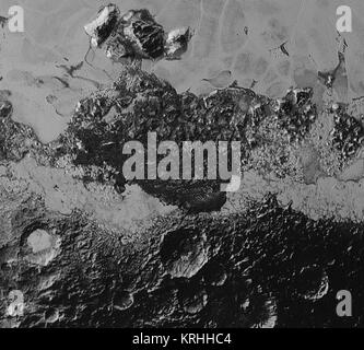 Diese 220 Meilen (350 Kilometer) in der breiten Ansicht von Pluto von der NASA-Raumsonde New Horizons veranschaulicht die unglaubliche Vielfalt der Oberfläche Reflexionsgrad und geologische Landschaftsformen auf der Zwergplaneten. Das Bild verfügt über dunkle, alte stark mit Kratern Gelände; helle, glatte geologisch jungen Gelände; versammelten Massen von Bergen, und eine rätselhafte Bereich der dunklen, ausgerichtet Grate, die Dünen ähneln; sein Ursprung ist in der Diskussion. Die kleinsten sichtbaren Merkmale sind 0,5 Meilen (0,8 km) groß. Dieses Bild wurde als neue Horizonte, flog hinter Pluto am 14. Juli 2015, über eine Distanz von 50.000 Meilen (80, Stockfoto