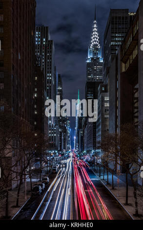 Manhattan Blick von Tudor Stadt Brücke mit Chrysler Building und Bank of America Tower in Schuß, New York City, USA Stockfoto