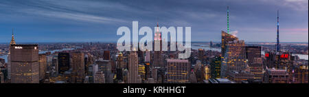 Panorama von New York City (NYC) bei Sonnenuntergang von der Spitze des Felsens Sternwarte, rockelfeller Center, New York City, USA. Stockfoto