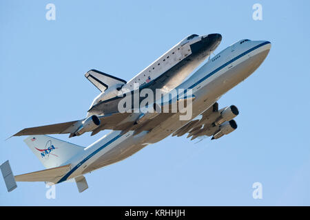 Foto DATE: 12-11-08 LOCATION: Johnson Space Center betrifft: Space Shuttle Endeavour fliegt durch Johnson Space Center, Kreisen über JSC während auf eine modifizierte Boeing 747 Shuttle carrier Aircraft montiert. Fotograf: Devin Boldt, x.35163 bemühen sich SCA über JSC Steuerbord-ventrale Stockfoto