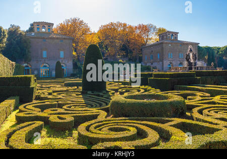 Bagnaia (Viterbo), Italien - Die ehrfürchtige geometrischen Garten der Villa Lante, eine manieristische Park mit Kaskaden, Springbrunnen und Grotten, im Herbst. Stockfoto