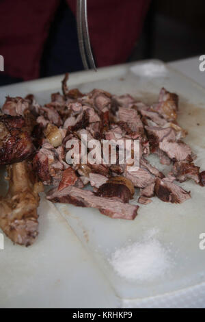 Nyama Choma, traditionelles Straßenessen oder kenianischer Grill, Nairobi, Kenia, Ostafrika Stockfoto