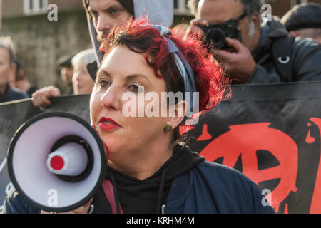 Lisa McKenzie von Krieg spricht an der Protest gegen das Gehäuse Gesetzentwurf im Parlament, die darauf abzielt, den sozialen Wohnungsbau zu Ende diskutiert werden. Stockfoto