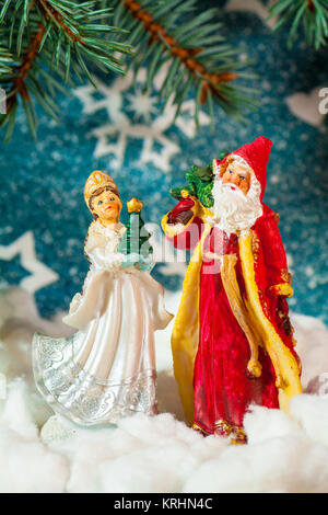 Weihnachtskarte Hintergrund Santa Claus und Snow Maiden russische Weihnachten Zeichen: Ded Moroz Vater Frost und Snegurochka Snow Maiden mit Geschenke Beutel Stockfoto