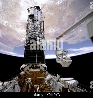 NASA Space Shuttle Endeavour STS-61 prime Besatzungsmitglied amerikanische Astronaut F. Geschichte Musgrove arbeitet auf dem Hubble Space Teleskop, während Sie mit dem Remote Manipulator System Arm während einer Extra Vehicular Activity spacewalk Dezember 5, 1993 in der Erdumlaufbahn verankert. Stockfoto