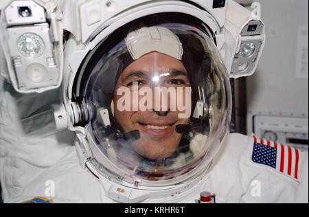 NASA Space Shuttle Endeavour die Internationale Raumstation STS-113 Mission prime Besatzungsmitglied amerikanischen Astronauten John herrington Lächeln durch seinen Helm beim Schwimmen in der Quest-luftschleuse am 26 November, 2002 in der Erdumlaufbahn. Stockfoto