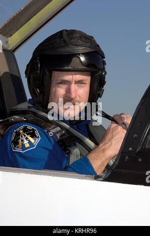 Internationale Raumstation NASA Space Shuttle Discovery STS-121 prime Besatzungsmitglied amerikanische Astronaut Mark Kelly Boards ein NASA-T-38 Trainer Jet an der Ellington Field Joint Mindestreservebasis flightline 29. November 2005 in Houston, Texas. Stockfoto