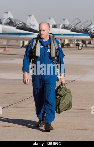 Internationale Raumstation NASA Space Shuttle Discovery STS-121 prime Besatzungsmitglied amerikanische Astronaut Mark Kelly Wanderungen zu den NASA-T-38 Trainer jets am Ellington Field Joint Mindestreservebasis flightline 29. November 2005 in Houston, Texas. Stockfoto