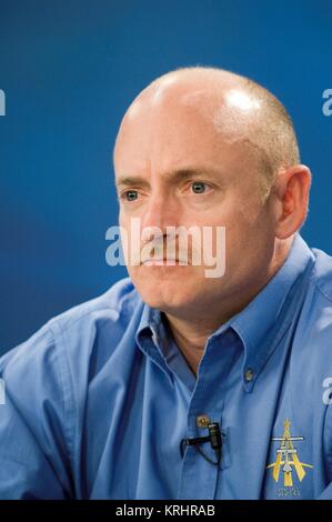 Internationale Raumstation NASA Space Shuttle Discovery STS-121-Mission prime Besatzungsmitglied amerikanische Astronaut Mark Kelly spricht während einer Pressekonferenz vor dem Flug am Johnson Space Center Juni 8, 2006 in Houston, Texas. Stockfoto