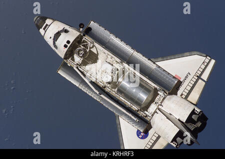 Das NASA Space Shuttle Discovery fliegt in der Nähe der Internationalen Raumstation vor dem Andocken während der STS-121-Mission vom 6. Juli 2006 in der Erdumlaufbahn. Stockfoto