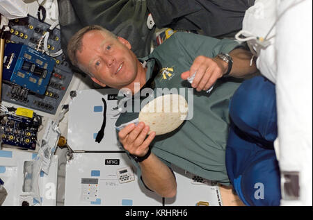 NASA Space Shuttle Discovery Internationale Raumstation Mission STS-121 prime Besatzungsmitglied amerikanischen Astronauten Steven Lindsey isst eine Mahlzeit an Bord der Discovery 6. Juli 2006 in der Erdumlaufbahn. Stockfoto