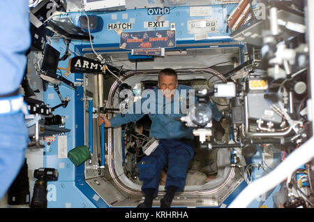 NASA Space Shuttle Discovery Internationale Raumstation Mission STS-121 prime Besatzungsmitglied amerikanische Astronaut Piers Sellers schwebt in der ISS-Labor Destiny 6. Juli 2006 in der Erdumlaufbahn. Stockfoto