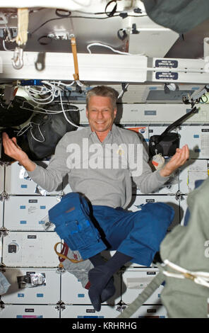 NASA Space Shuttle Discovery Internationale Raumstation Mission STS-121 prime Besatzungsmitglied amerikanische Astronaut Piers Sellers schwebt in der Entdeckung middeck Juli 8, 2006 in der Erdumlaufbahn. Stockfoto