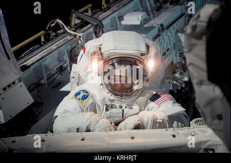 Internationale Raumstation NASA Space Shuttle Discovery STS-121-Mission prime crew Astronaut amerikanischen Piers Sellers Werke, die auf die Entdeckung Orbiter während einer Extra Vehicular Activity spacewalk 8. Juli 2006 in der Erdumlaufbahn. Stockfoto