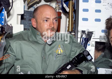 NASA Space Shuttle Discovery Internationale Raumstation Mission STS-121 prime Besatzungsmitglied amerikanische Astronaut Mark Kelly schwebt in der Entdeckung middeck Juli 9, 2006 in der Erdumlaufbahn. Stockfoto