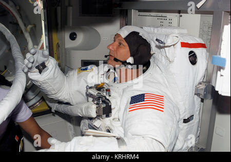 NASA Space Shuttle Discovery Internationale Raumstation Mission STS-121 prime Besatzungsmitglied amerikanische Astronaut Piers Sellers bereitet sich für eine Extra Vehicular Activity spacewalk ISS Quest Airlock Juli 10, 2006 in der Erdumlaufbahn. Stockfoto