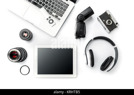 Arbeitsplatz des Geschäfts. Moderne männliche Zubehör und Laptop auf weiß Stockfoto