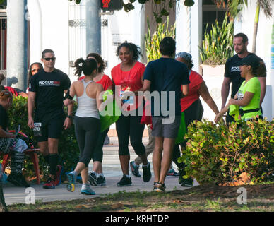 MIAMI BEACH, FL - Dezember 13: Serena Williams von Schwester Venus Williams und Al Roker zusammen mit schätzungsweise 3000 Läuferinnen und Läufer aus über 35 Staaten und rund 20 Länder rund um die Welt in den zweiten jährlichen Serena Williams Live Ultimate Run South Beach, welche Vorteile das Serena Williams Fonds am 13. Dezember in Miami, Florida 2015 teilnehmen. Personen: Serena Williams Stockfoto