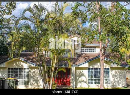 Typische Suburban House außerhalb Brisbane Australien mit Gummi Bäume und Palmen an einem schönen Sommertag
